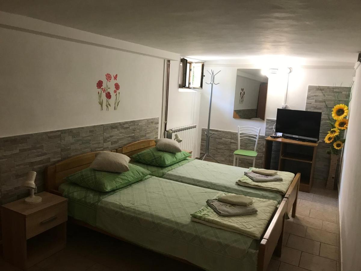 Apartmani Luiza Cres Exterior photo